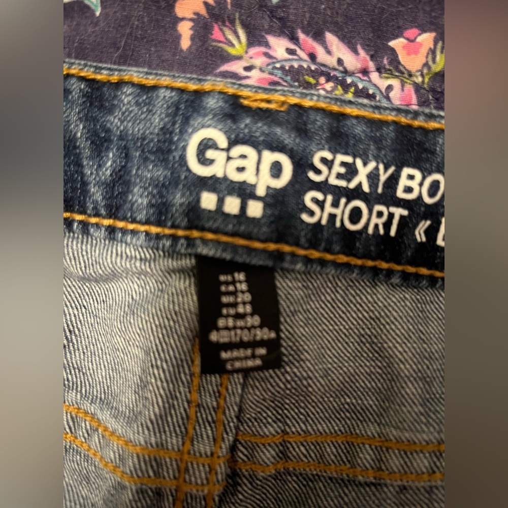 GAP Blue Denim Sexy Boyfriend Shorts with Red and Blue Floral Embroidery 16 - Picture 5 of 7
